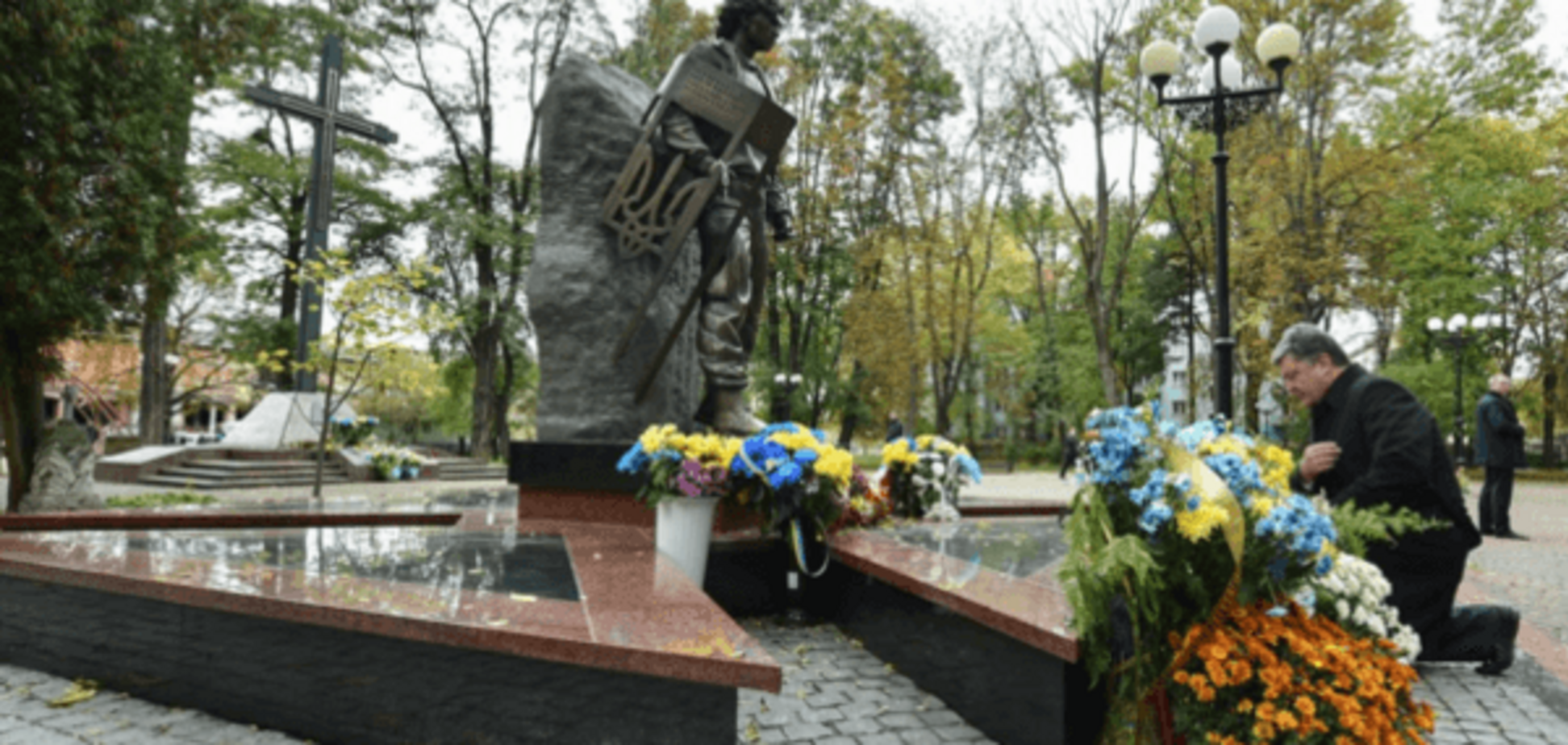 Порошенко в Ивано-Франковске встал на колени в память о павших Героях: фотофакт