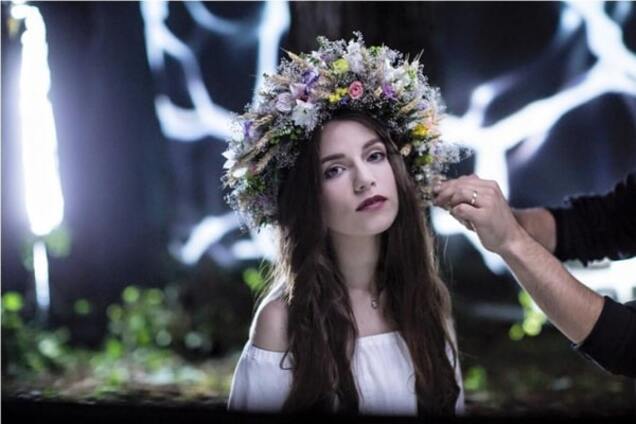 Подопечная Вакарчука предстала в образе мавки в новом клипе