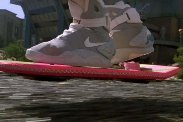 Nike представила первые в мире кроссовки с автошнуровкой