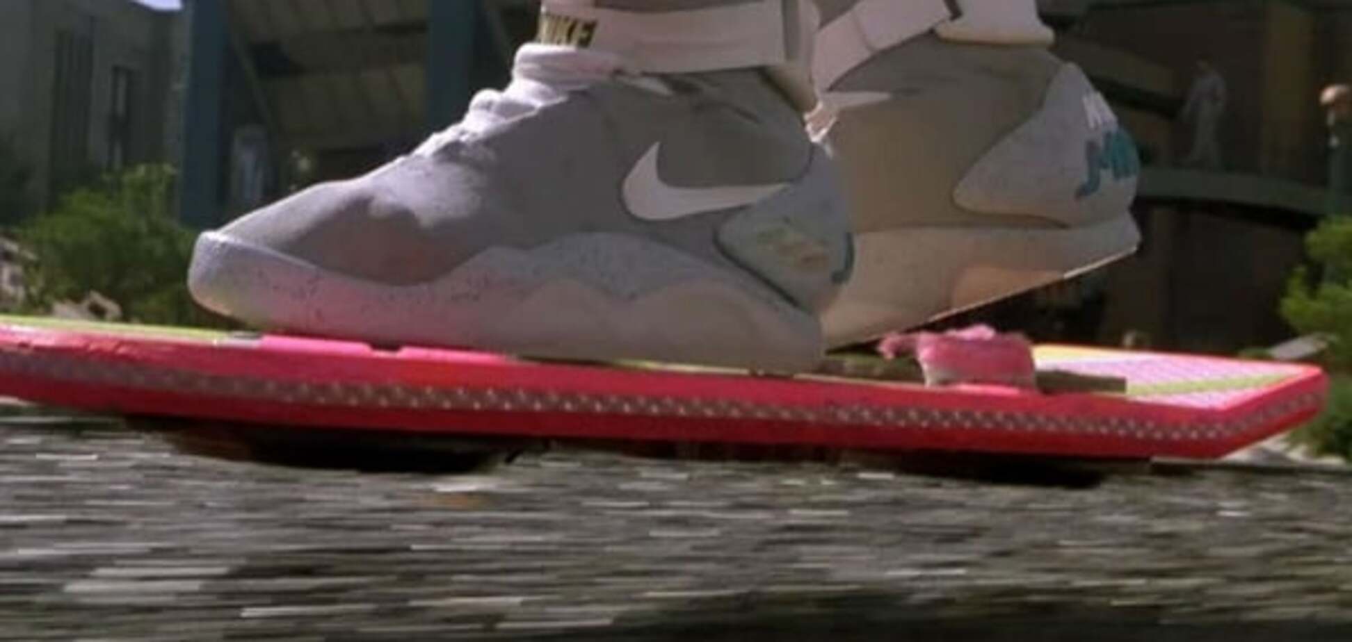 Nike представила первые в мире кроссовки с автошнуровкой