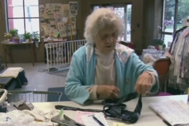 Ни дня покоя: в США 100-летняя старушка трудится как пчелка