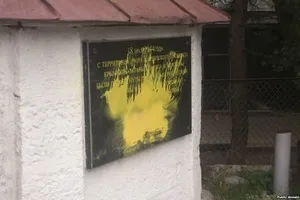 Оккупанты в Крыму осквернили мемориал памяти жертв депортации крымских татар: фотофакт