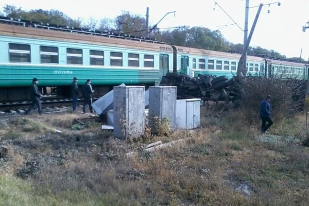 В оккупированной Макеевке поезд сбил машину: опубликованы фото