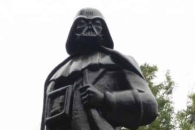 Декоммунизация по-одесски: вместо Ленина поставили памятник Дарту Вейдеру