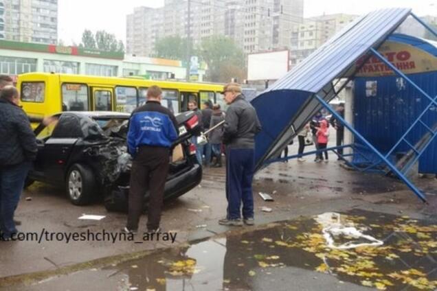 У Києві автомобіль протаранив зупинку: фото з місця ДТП
