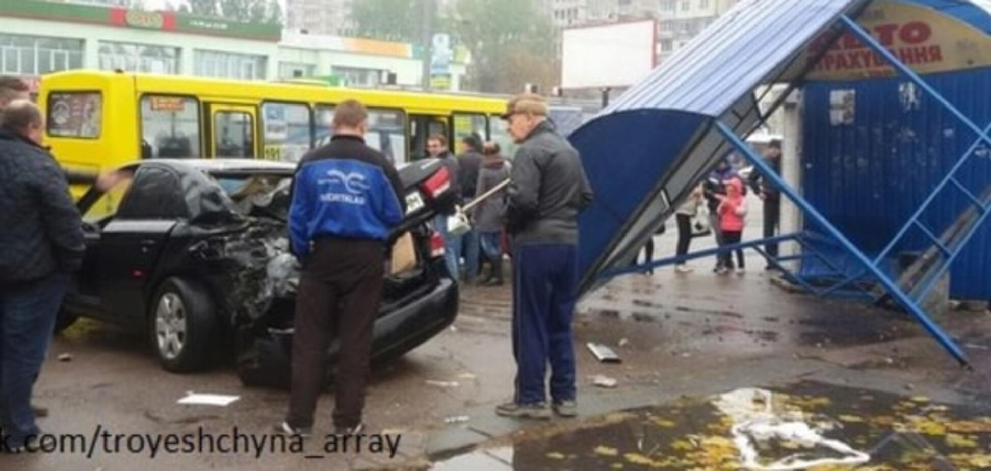 В Киеве автомобиль протаранил остановку: фото с места ДТП