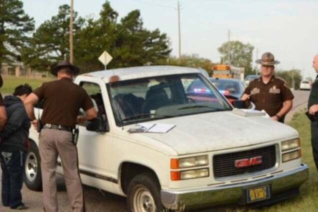 Напилася я п'яна: у США 3-річний хлопчик сів за кермо замість мами, що випала з авто