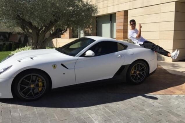 Роналду похвастался новым авто за 300 тысяч евро: фото 'малышки'