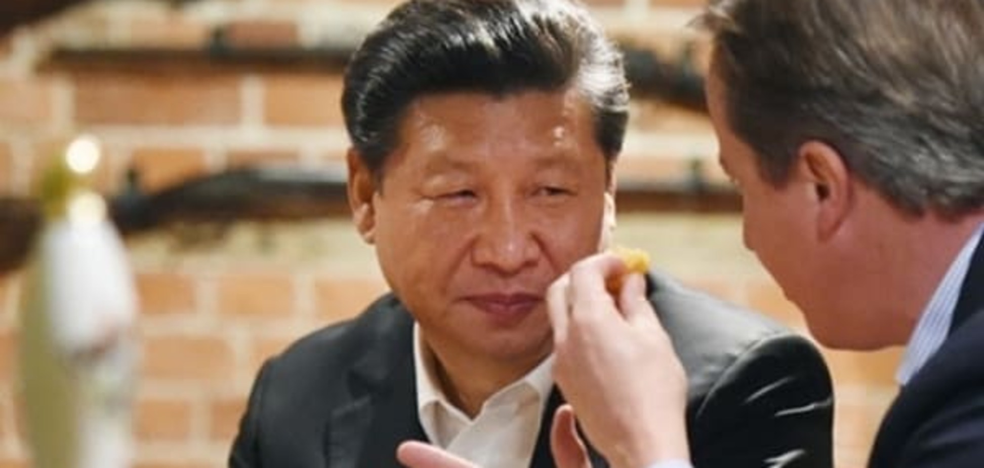 'Ты меня уважаешь?' Кэмерон напоил лидера Китая пивом в местном пабе: фоторепортаж