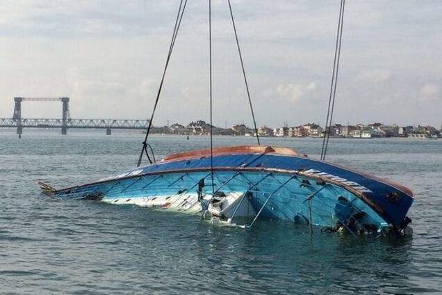 Спасатели распилили 'Иволгу' в поисках погибших пассажиров: видеофакт