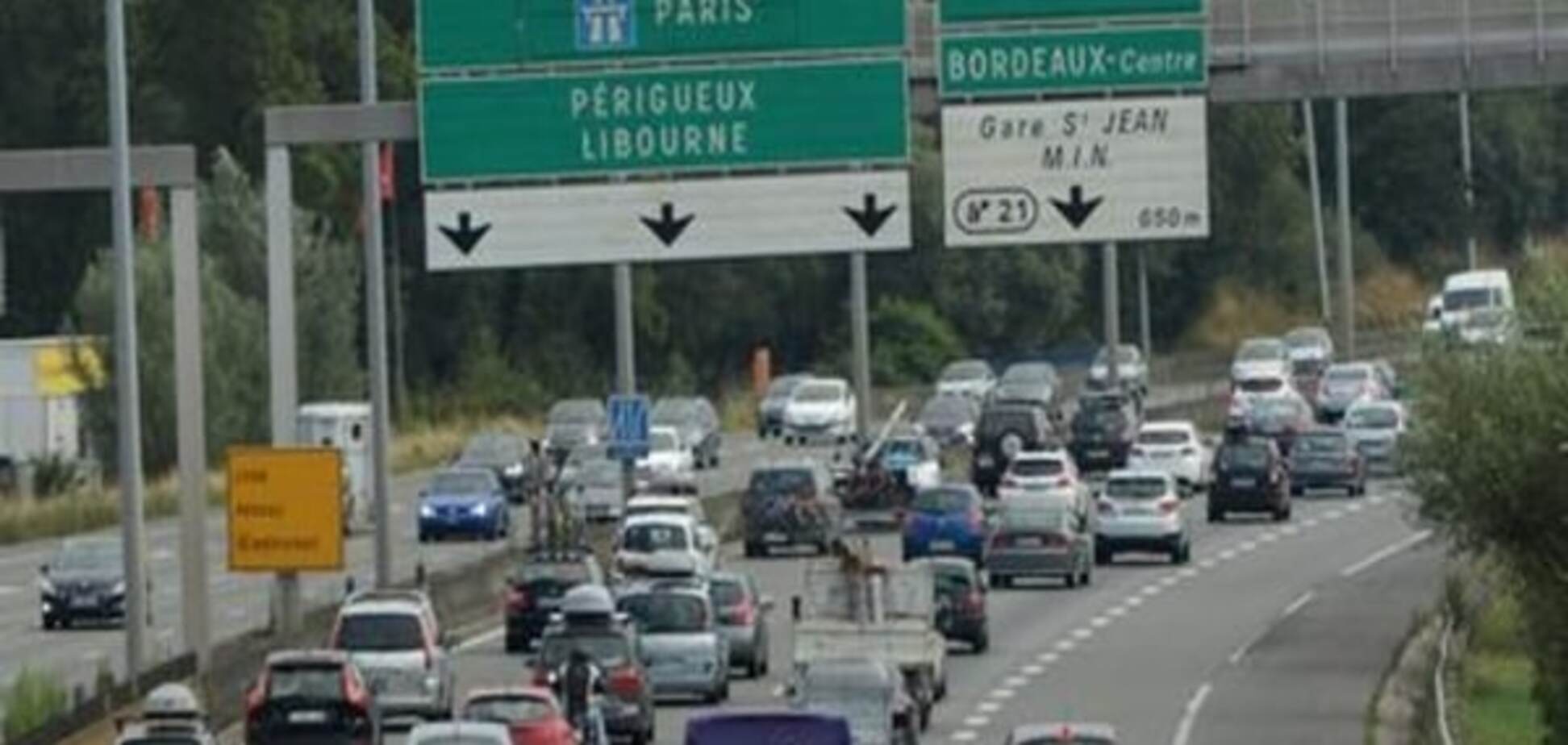 Внаслідок зіткнення автобусу та вантажівки у Франції загинули понад 40 осіб
