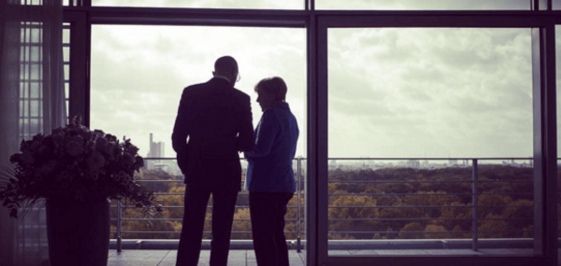 Меркель показала в своем Instagram, как шушукается с Яценюком: фотофакт