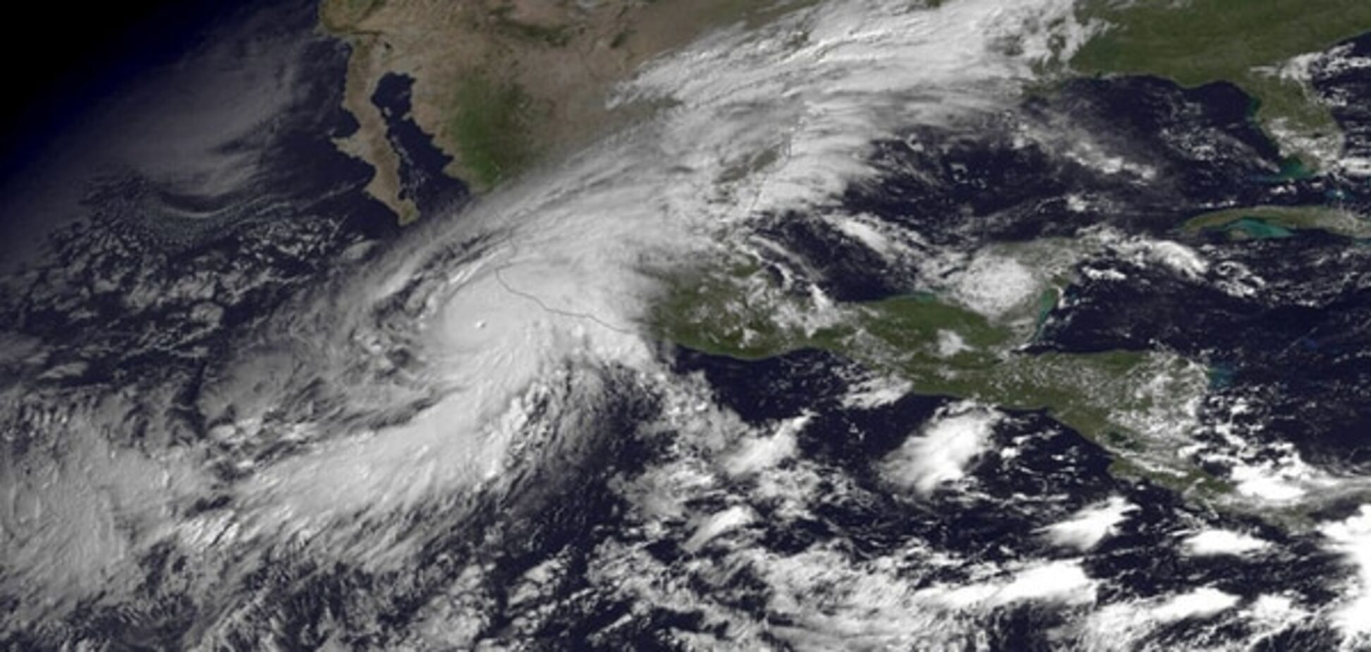 До тихоокеанського узбережжя Мексики рухається найпотужніший за 50 років ураган 