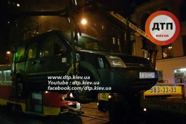Помогли трамваю: в Киеве полиция эвакуировала автомобиль героя парковки