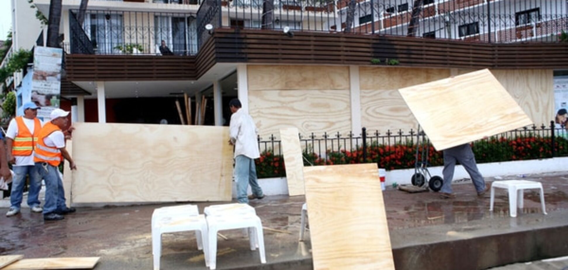 Сильнейший шторм 'Патрисия' добрался до тихоокеанского побережья Мексики