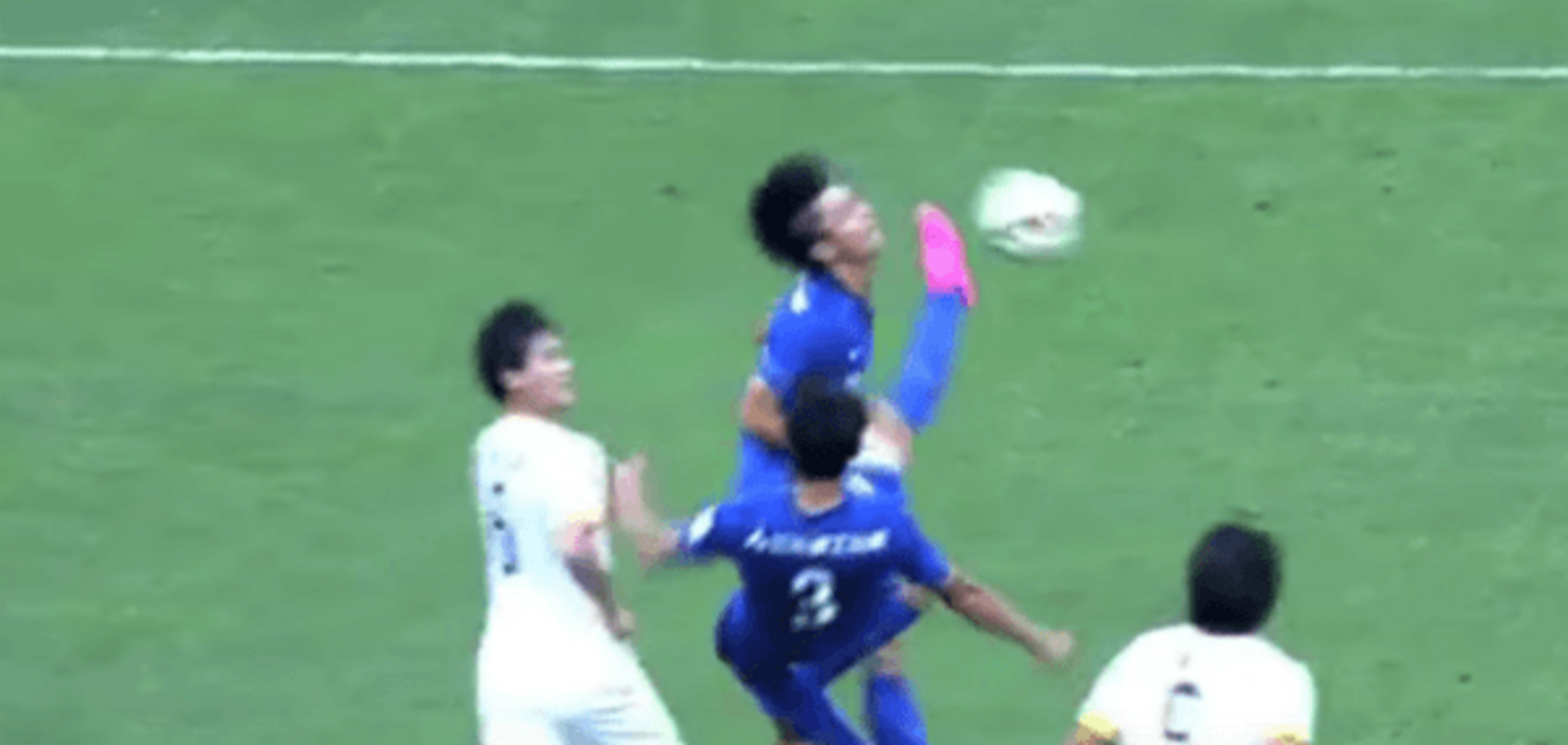'Ножицями' в голову: китайський футболіст ледь не вбив партнера по команді