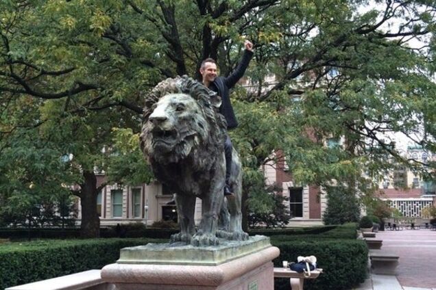 Вакарчук в США оседлал университетского льва: фотофакт