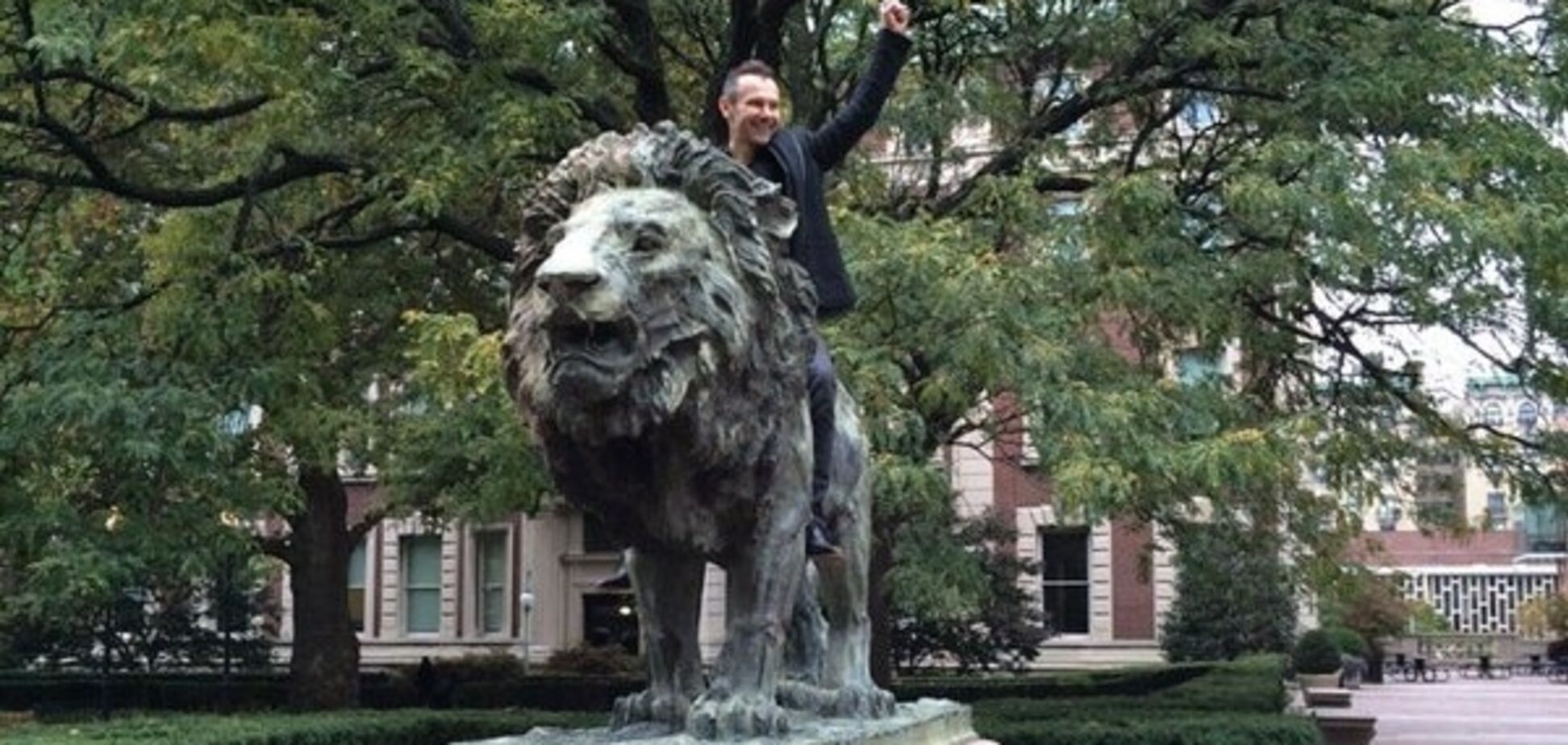 Вакарчук в США оседлал университетского льва: фотофакт