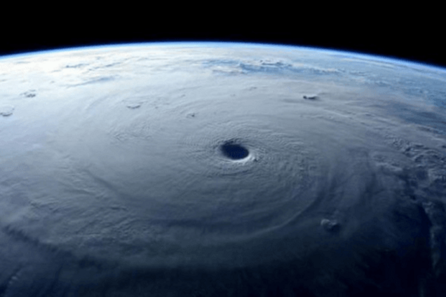 В сети появились первые видео и фото сильнейшего за 50 лет урагана 'Патрисия'