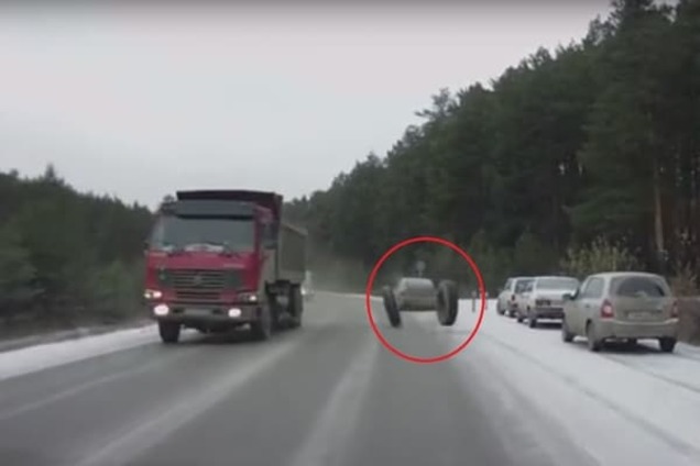 Берегись, на ходу отлетают колеса: видео приключений китайского грузовика в России