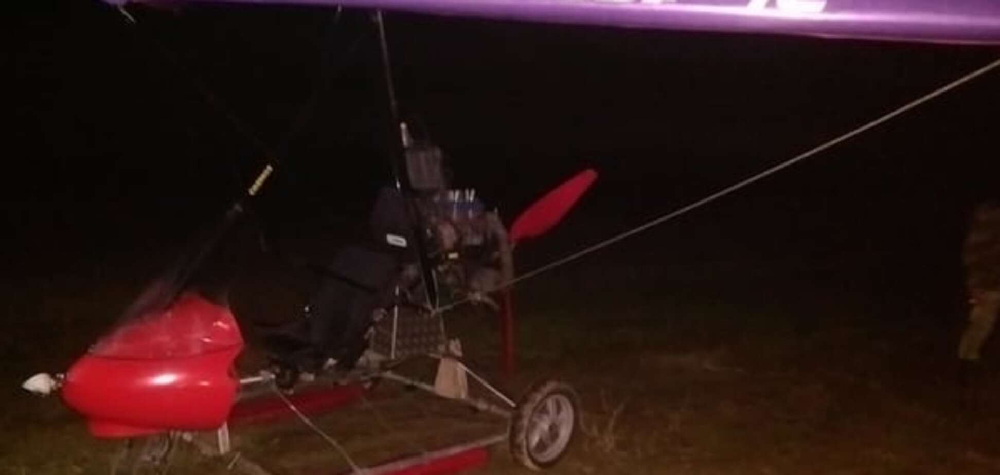 На Закарпатье задержали дельтаплан с контрабандой: фото- и видеофакт