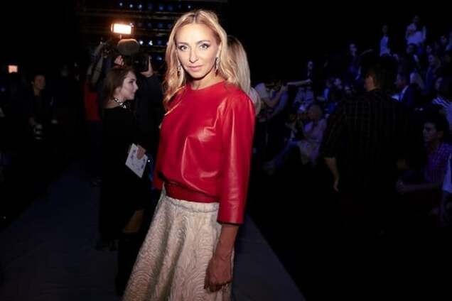 Дочь Навки прошлась по подиуму в платье цвета российского флага