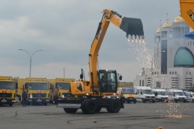У Києві екскаватори влаштували нереальне шоу: відео з висоти пташиного польоту