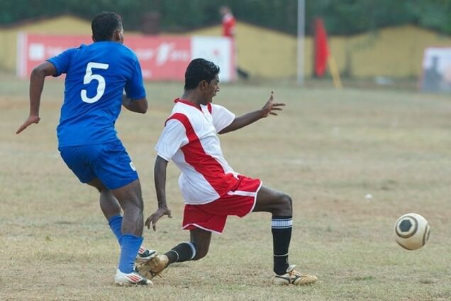 Двумя ногами в живот: в Индии футболист устроил шокирующую расправу над соперником