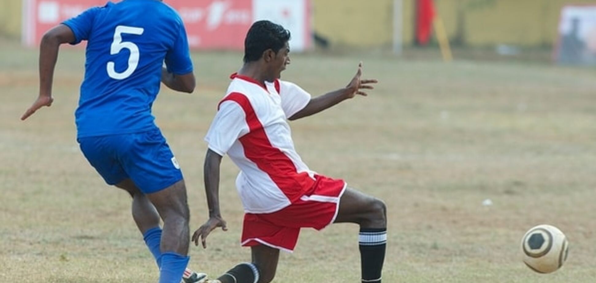 Двумя ногами в живот: в Индии футболист устроил шокирующую расправу над соперником