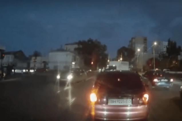 Второго авто не было: очевидец выложил видео, как полиция сбивает женщину в Одессе