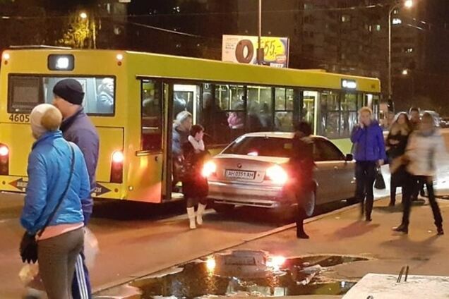 В Киеве герой парковки с донецкими номерами 'оккупировал' остановку