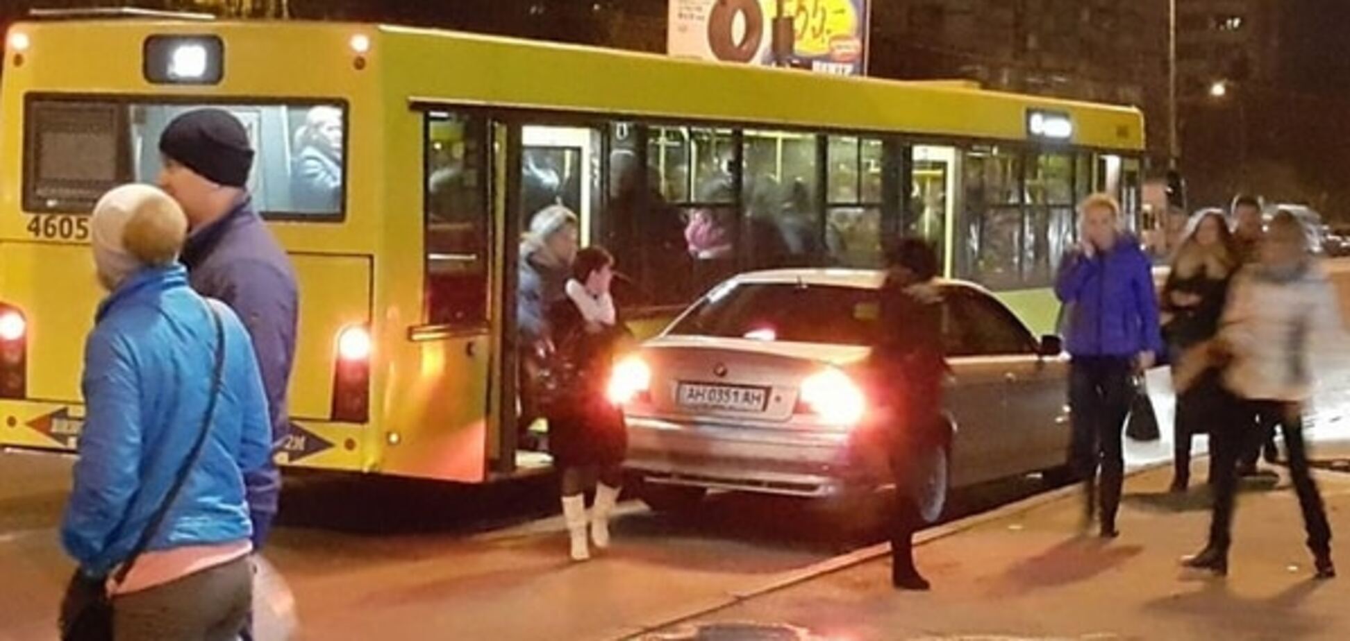 В Киеве герой парковки с донецкими номерами 'оккупировал' остановку