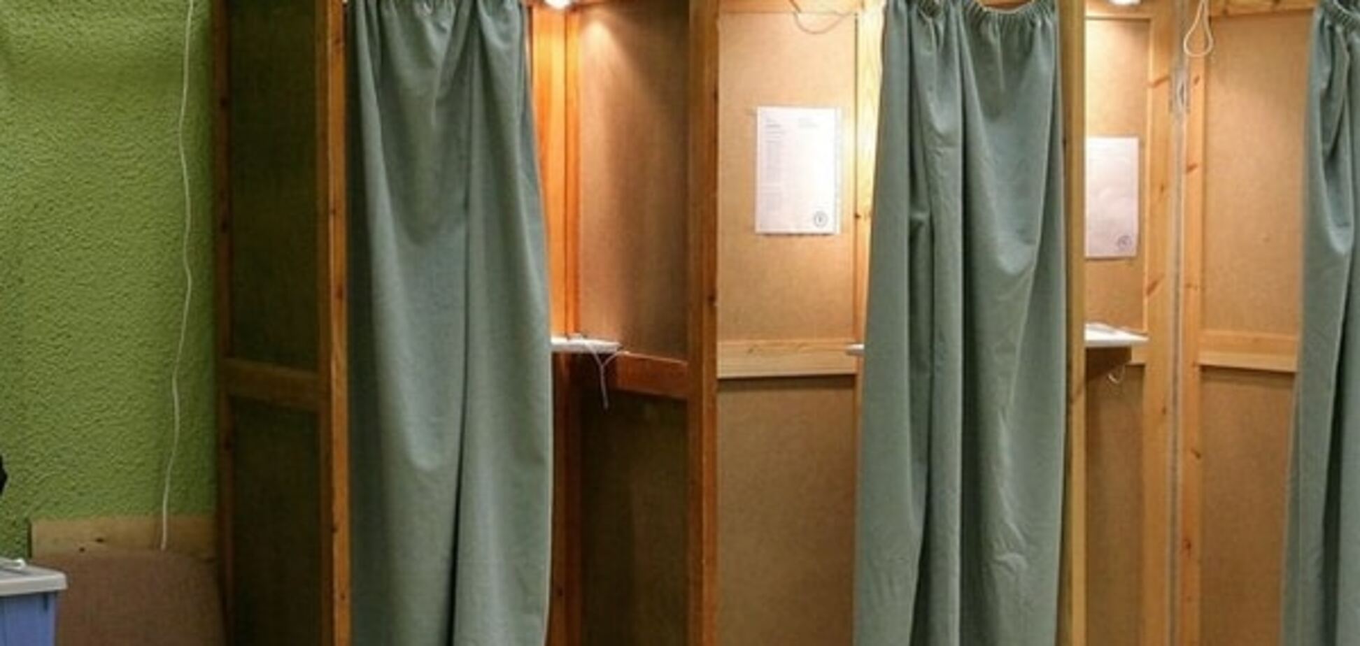 Голосуй на коленях: в Виннице на 11 участках не установлены кабинки