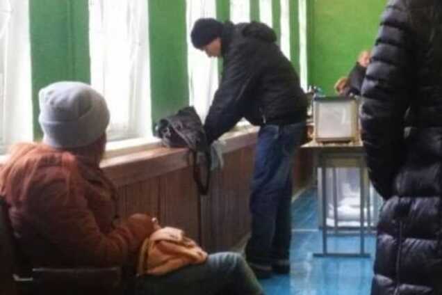 На одном из участков Сум забыли поставить кабинки для голосования