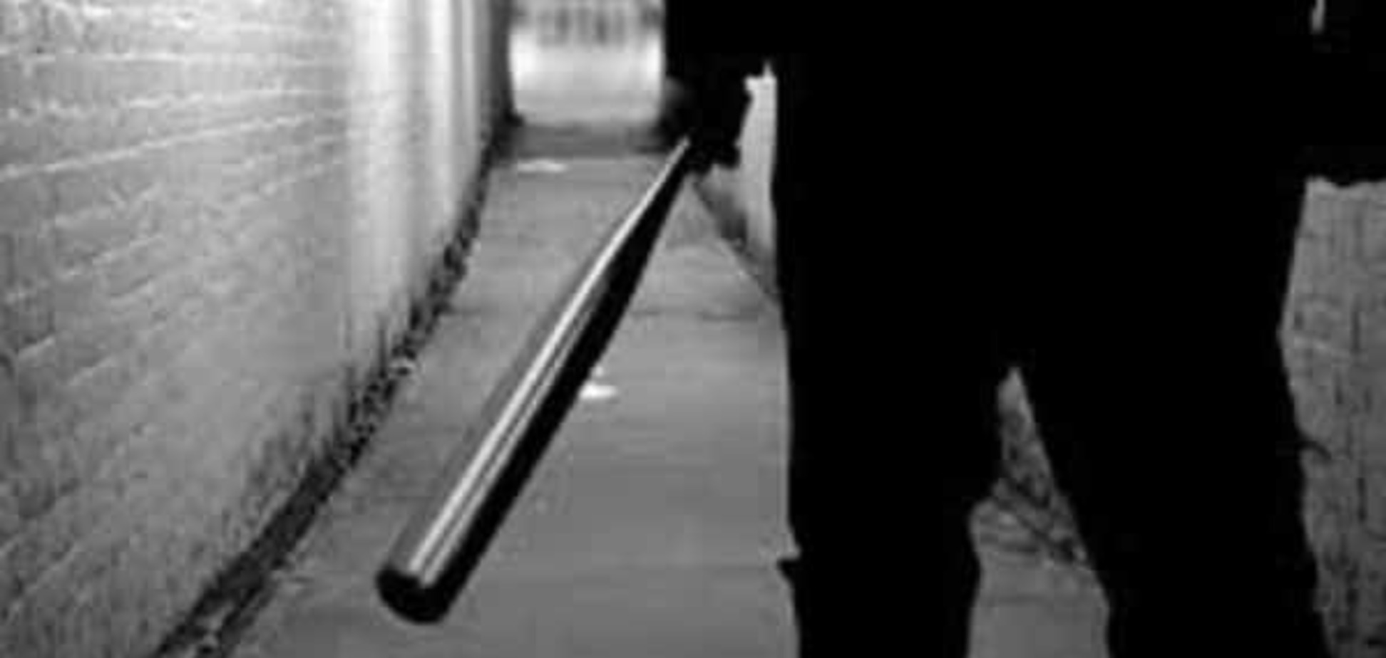 На дільницях у Києві помічені люди, озброєні битами