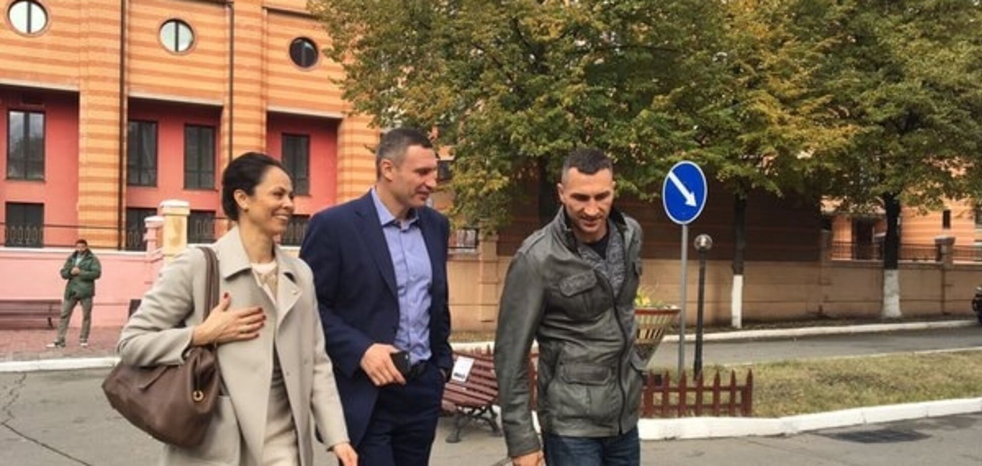 Братья Кличко пришли на избирательный участок: фотофакт