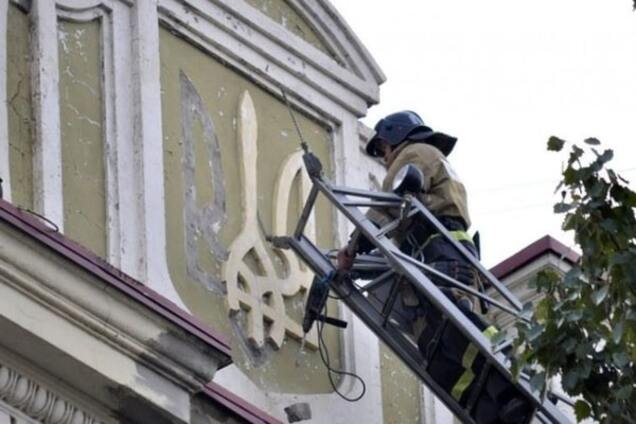 Террористы уничтожили украинскую символику в Донецке: фотофакт