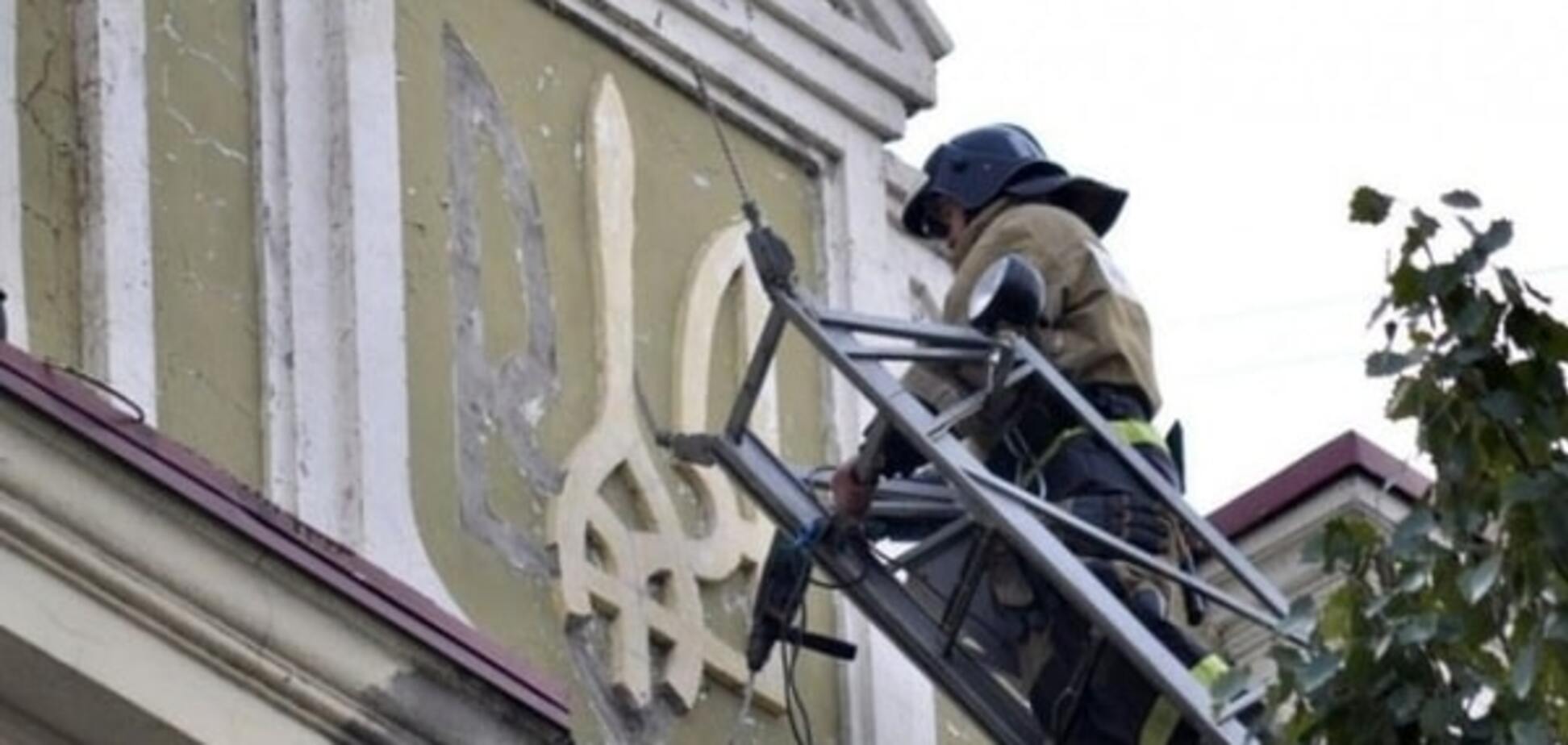 Терористи знищили українську символіку в Донецьку: фотофакт