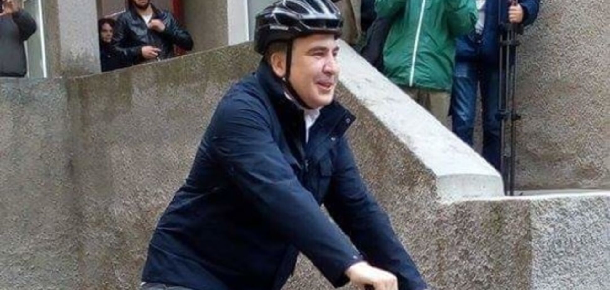 Саакашвили приехал голосовать на велосипеде: фотофакт