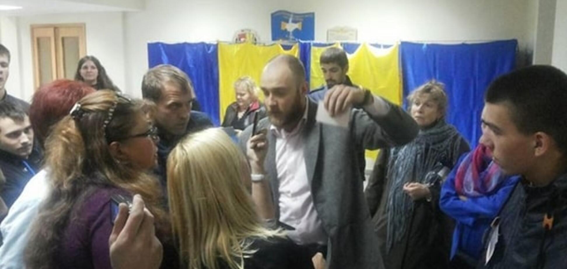 В Киеве поймали подозрительного наблюдателя со списком избирателей