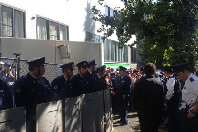 У посольства Турции в Токио произошла драка между турками и курдами: опубликованы фото и видео