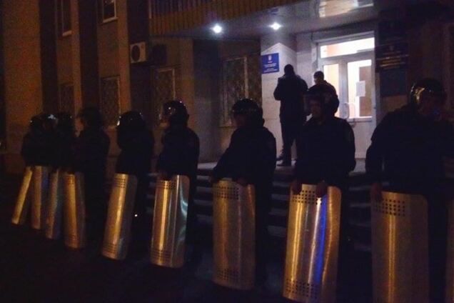У Красноармійську силовики оточили будівлю ТВК: побоюючись 'тітушок'