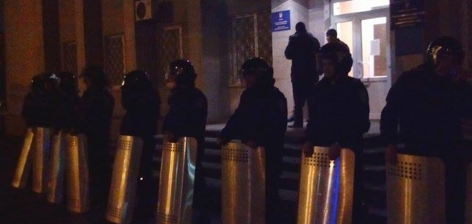 В Красноармейске силовики окружили здание ТИК: опасаются 'титушек'