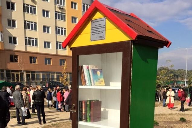 В Киеве появились избушки с книгами: фотофакт