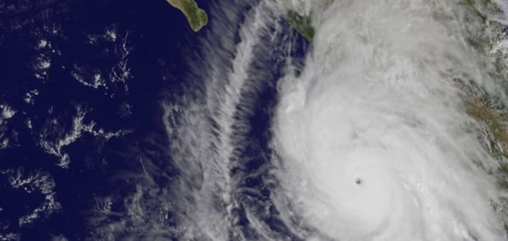 NASA показало фото и видео 'урагана тысячелетия' с орбиты Земли