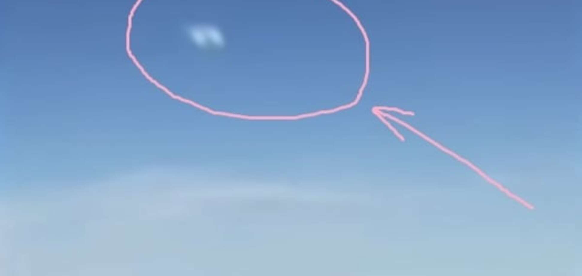 Пассажиры самолета засняли преследующее их НЛО: видеофакт