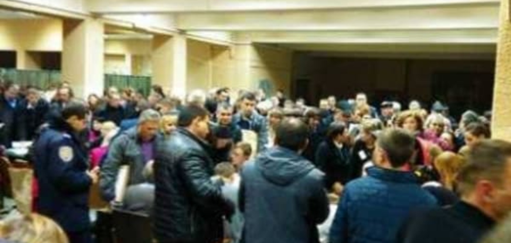 В харьковском горизбиркоме возникло огромное столпотворение: фотофакт