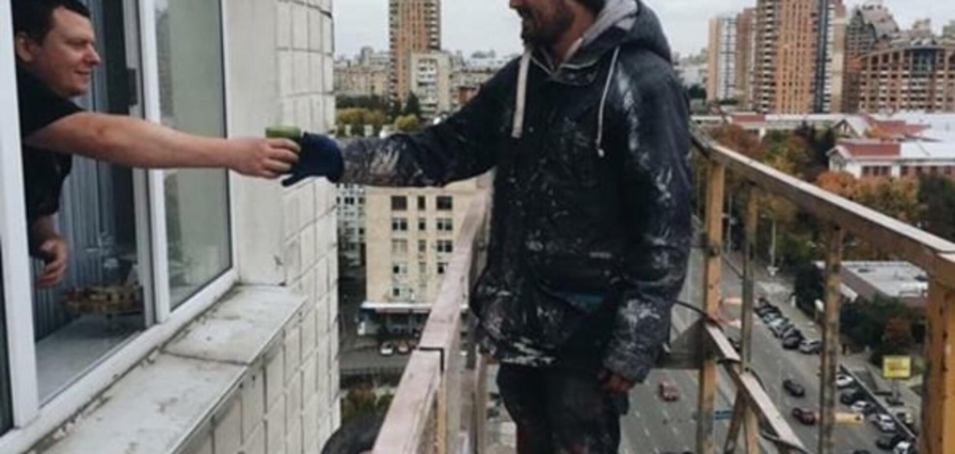 От души: появилось трогательное фото благодарности киевлян создателям муралов