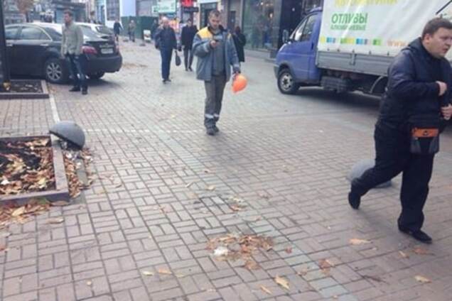 На Крещатике автохамы вырвали полусферы и опять оккупировали тротуары: фотофакт