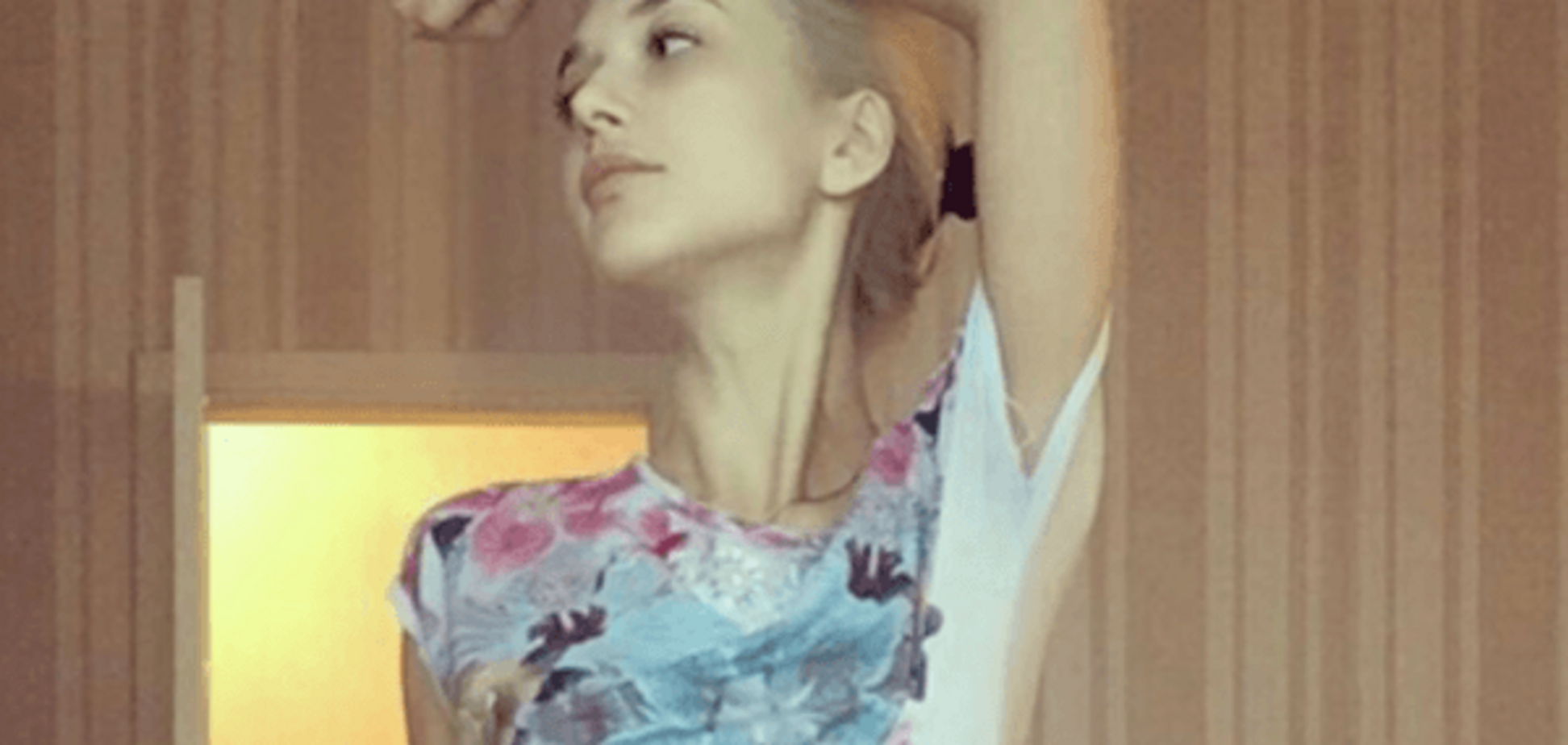 Эрика Герцег показала невероятно тонкую талию, обнажив живот